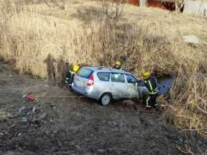 Авария на Заречной улице: в Мариуполе «Lada Priora» слетела с обрыва в реку
