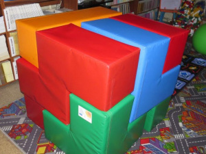 В мариупольском офисе для переселенцев появился гигантский куб-головоломка (ФОТОФАКТ)  