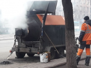 В Мариуполе стартовал ямочный ремонт дорог (ФОТО)