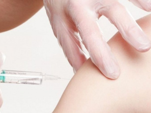 Успей вакцинироваться: в Мариуполе заканчиваются вакцины от COVID-19