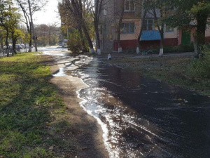  В центре Мариуполя образовалось «озеро» (ФОТОФАКТ)