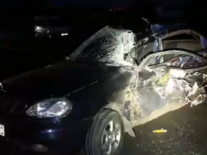 Машина «всмятку», двое пострадавших: в Мариуполе фура не разминулась с легковым автомобилем (ФОТО+ВИДЕО)
