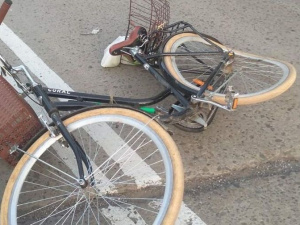 Два ДТП за день: в Мариуполе водитель влетел в остановку, велосипедиста госпитализировали