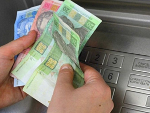 Идентификация с доплатой: как «Ощадбанк» выманивает деньги переселенцев Донбасса