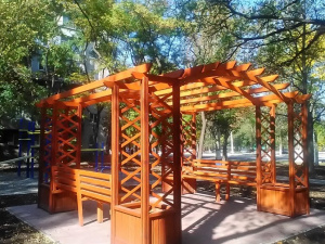Во дворах Мариуполя появились уютные деревянные беседки (ФОТО)