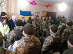 Военнослужащие в зоне АТО будут получать больше - Порошенко