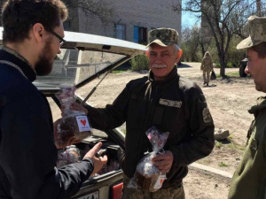 Военнослужащим в Мариуполе отвезли три автомобиля пасхальных сладостей (ФОТО)