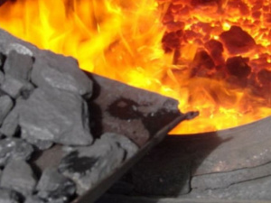 Для сотрудников и ветеранов в Мариуполе Метинвест выделил уголь на 1,4 млн грн