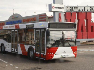 В Мариуполе неизвестные разбили окно коммунального автобуса (ВИДЕО)