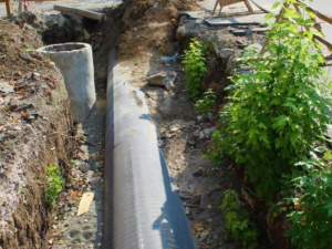 «Водоканал» Мариуполя  не знает, почему исчезли подрядчики с зазеленевшего трубопровода (ФОТО)