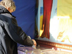 В Мариуполе фиксируют нарушения избирательного законодательства (ФОТО)