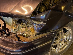 Аварии в темноте: в Мариуполе разбились четыре машины, травмирована женщина-водитель