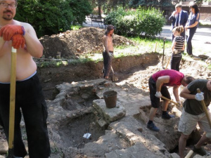 В центре Мариуполя нашли вход в таинственное подземелье. Начаты раскопки (ФОТО+ВИДЕО)