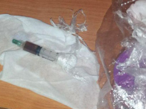 В Мариуполе на автовокзале в йогурте и на почте в обуви найдены наркотики (ФОТО)