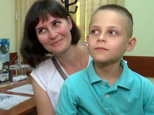 Шестилетнему переселенцу с Донбасса помогли услышать мир