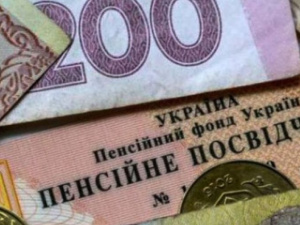 Кому из украинцев и на сколько повысят пенсии в марте