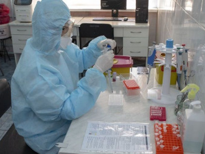 Фонд Рината Ахметова передал мариупольским медикам оборудование для выявления коронавируса (ФОТО)