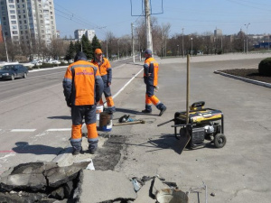В Мариуполе более 200 дорожных участков станут комфортабельнее (ФОТО+ВИДЕО)