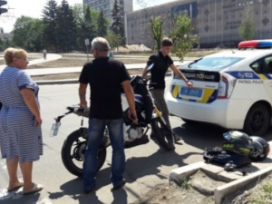 В Мариуполе мотоцикл BMW протаранил джип Ssang Yong (ФОТОФАКТ)