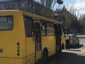В Мариуполе автобус врезался в иномарку (ФОТО)