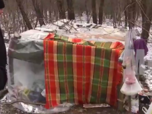 Почему супруги мерзли в полиэтиленовом шалаше в мариупольском парке, и как им помогут с жильем