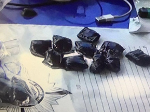 Мариупольские полицейские изъяли у местного жителя более 30 свертков каннабиса: парню грозит срок (ФОТО)