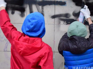 В Мариуполе полицейские вместе с детьми закрасили рекламу наркотиков (ФОТО)