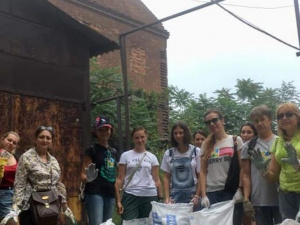 Мариупольцы во время экскурсии по старому городу собрали семь мешков мусора (ФОТО)