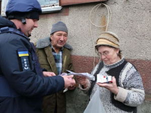 Нет медиков и лекарств: как живут пенсионеры в прифронтовом поселке под Мариуполем (ФОТО+ВИДЕО)