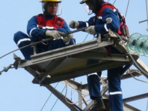 Массовые порывы мариупольских электросетей устраняют 14 бригад специалистов