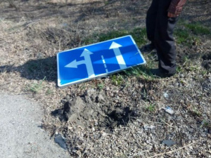 На «дороге жизни» Запорожье-Мариуполь массово крадут дорожные знаки (ФОТО)