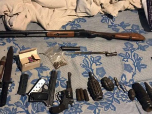 У жителя Донетчины нашли в квартире арсенал оружия и пулемет (ФОТО)