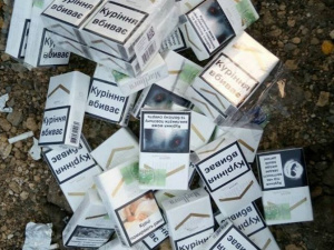 Через блокпост под Мариуполем хотели вывезти сигарет на 30 тысяч гривен (ФОТО)