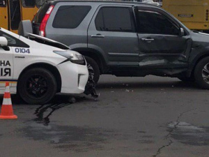 В центре Мариуполя автомобиль полиции столкнулся с иномаркой (ФОТО)