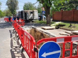 В Центральном районе Мариуполя меняют теплотрассу (ФОТО)