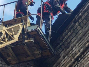 Мариупольские спасатели на большой высоте устраняли опасность