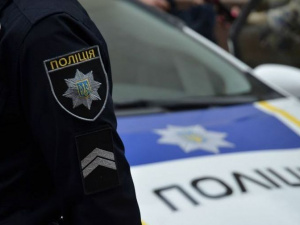 Полиция выносила за ноги мариупольца, распивающего алкоголь на детской площадке (ВИДЕО)