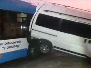 В Мариуполе столкнулись микроавтобус с троллейбусом, есть пострадавшие (ВИДЕО)