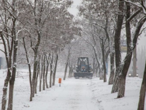 В Мариуполе на борьбу со снегом выехала спецтехника