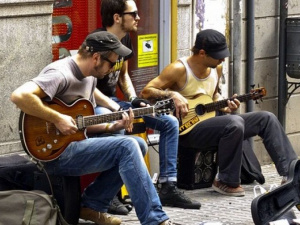 «Maksim» и звуки шансона в центре города: чем живут и сколько зарабатывают мариупольские уличные музыканты