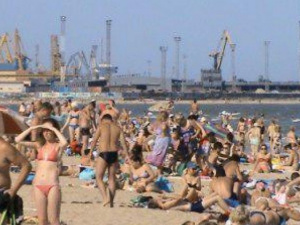 Июньская жара: мариупольцы массово отдыхают на городских пляжах
