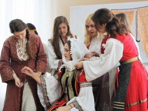 Мариупольские студенты «сыграли» традиционную греческую свадьбу (ФОТО+ВИДЕО)