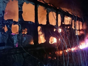В Мариуполе загорелись металлические вагончики