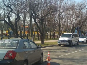 Лоб в лоб: в Мариуполе легковушка столкнулась с микроавтобусом (ФОТО)