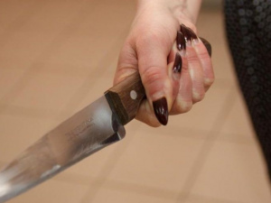 В Мариуполе женщина ударила сына в горло ножом