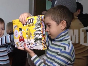 Тысячи сладких подарков получат мариупольские дети к празднику