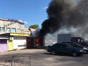 На рынке в Мариуполе пожар угрожал припаркованным автомобилям (ФОТО)