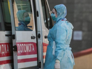 Украинские медики, работающие с больными коронавирусом, получат надбавку в 300%