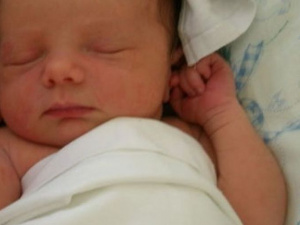 У роддома в Мариуполе нашли новорожденного с запиской от матери