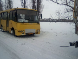 В снежном плену: автобус из Мариуполя застрял в Никольском районе (ФОТО)